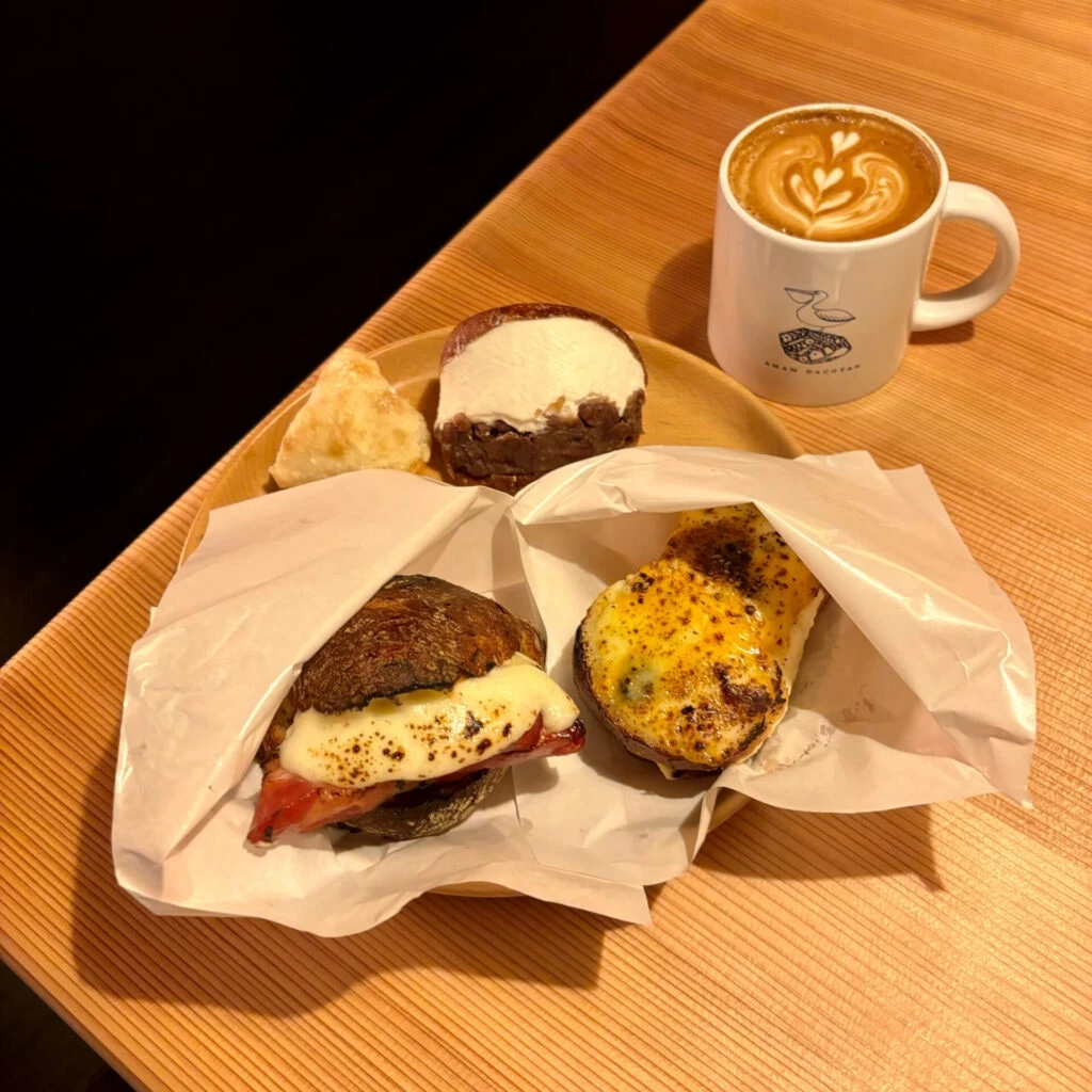 アマムダコタンのパンとアラビカコーヒーのカフェラテ