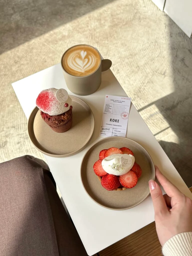 イチゴタルト、ガトーショコラ、カフェラテ