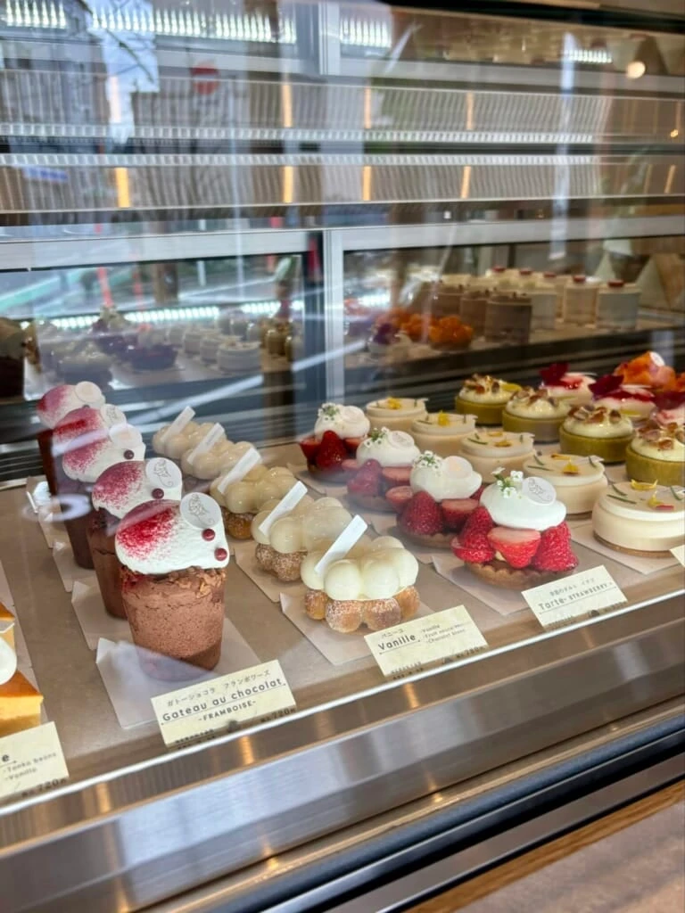 三軒茶屋カフェのショーケースに並ぶケーキ
