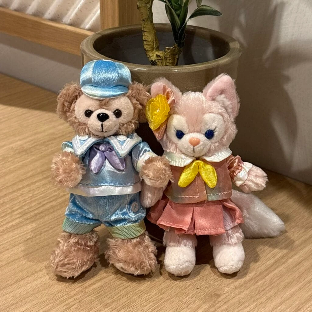 ぬいぐるみバッジ(カラフルハピネス)のダッフィーとリーナ・ベル