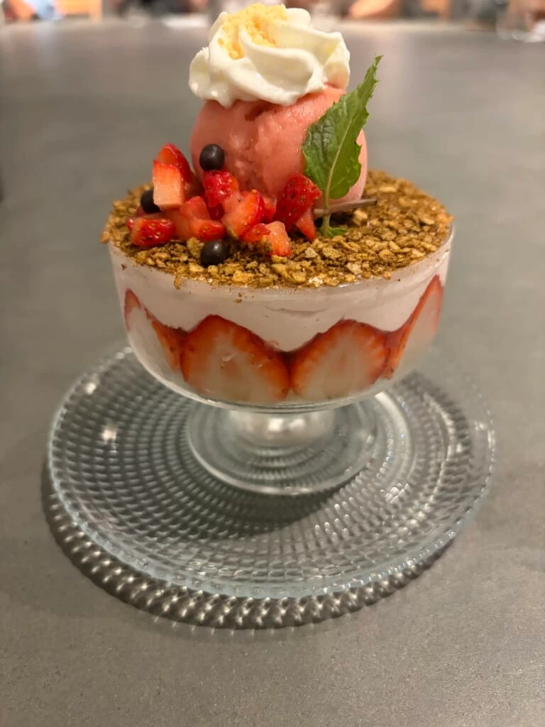 いちごとチーズを重ねたパフェのグラス