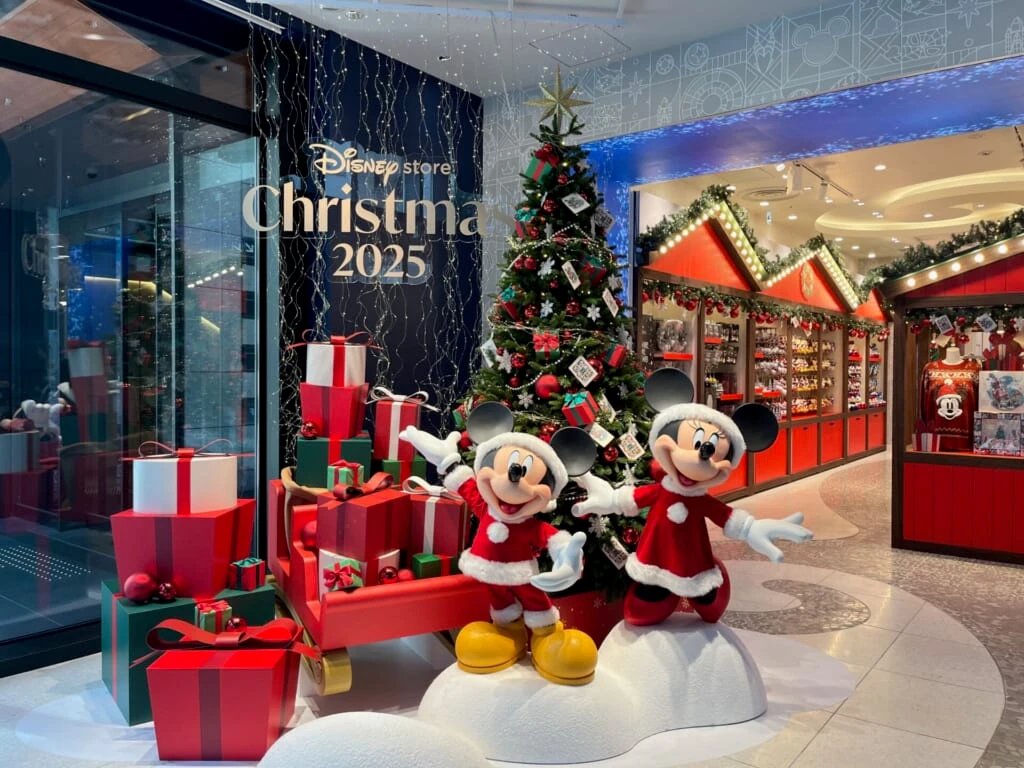 ディズニーフラッグシップ東京のエントランス　ミッキー　ミニー　クリスマスツリーの写真