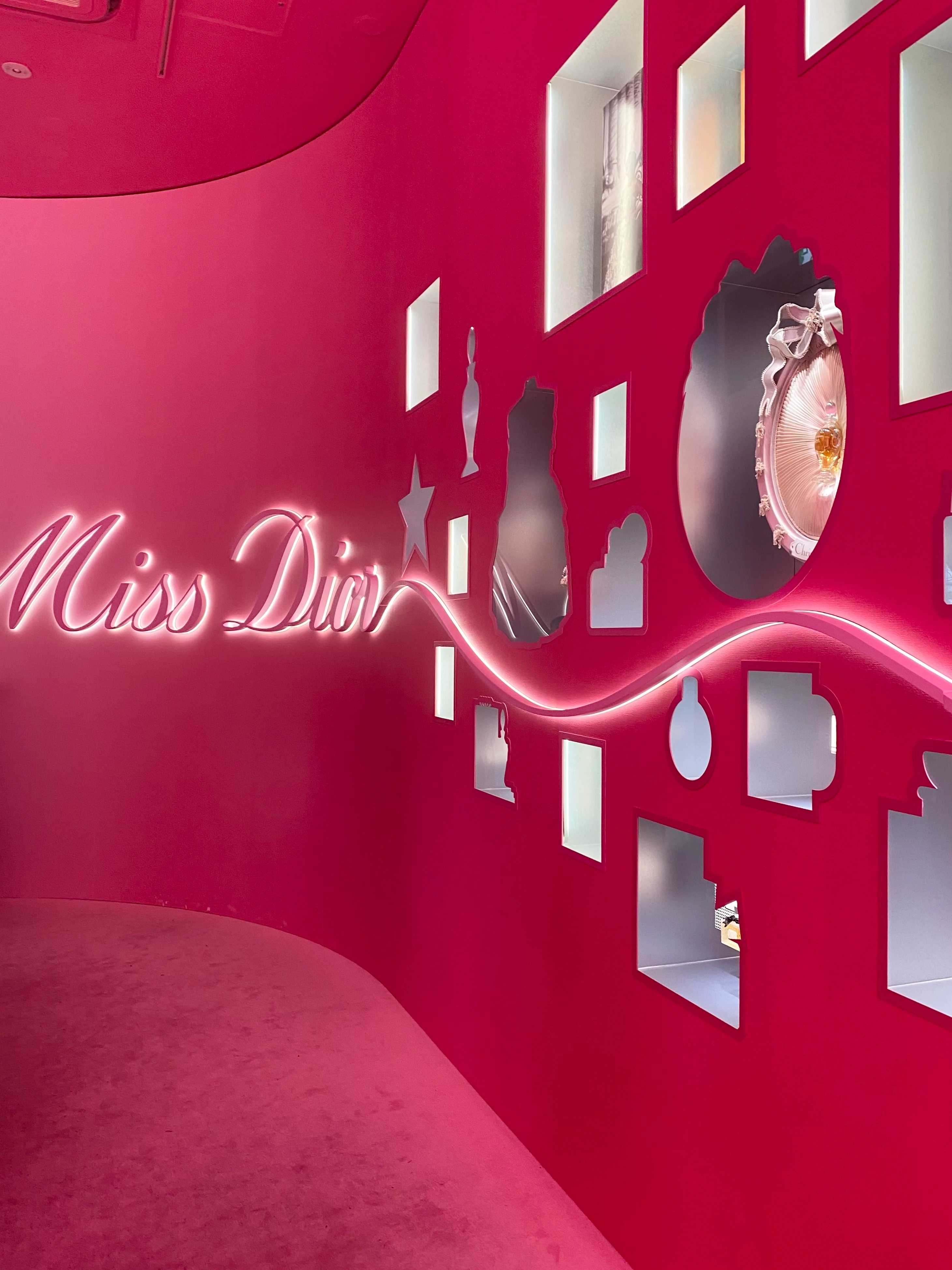 「ミス ディオール展覧会 ある女性の物語(Stories of a Miss)」の展示