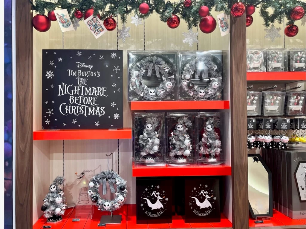 『ナイトメアー・ビフォア・クリスマス』をモチーフにしたリース、ツリー