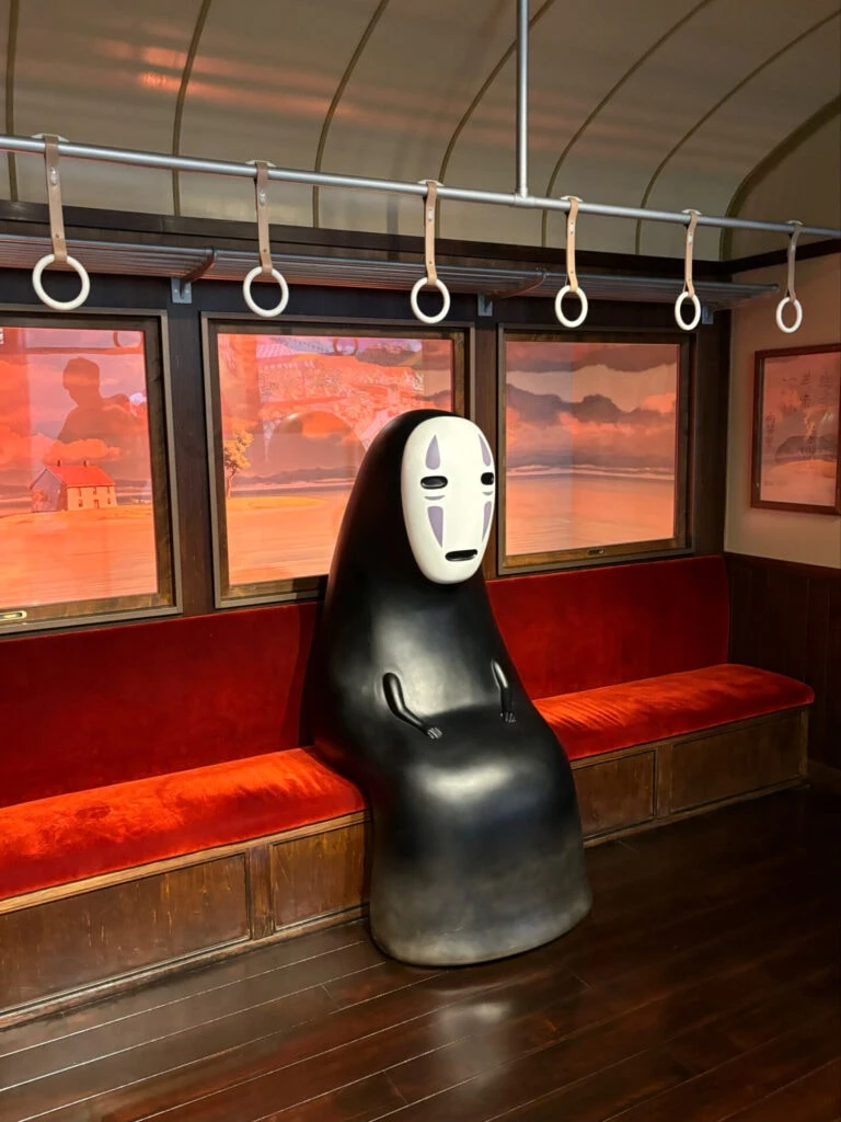 『千と千尋の神隠し』で電車に乗っているカオナシ