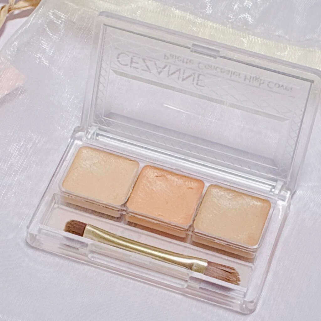 蓋が開いていてブラシが見える、CEZANNE 　パレットコンシーラーハイカバー　10ベーシックトーン