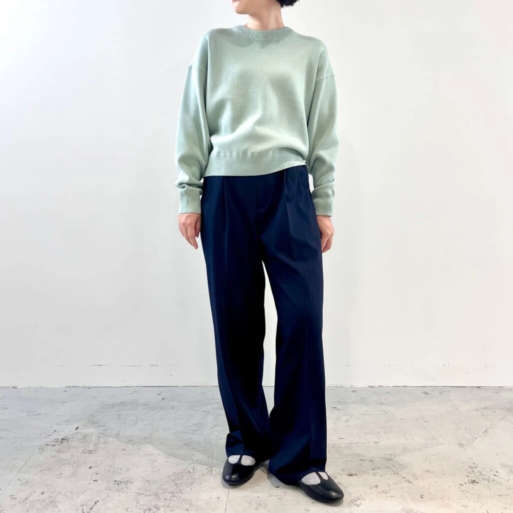 ユニクロのスムースコットンクルーネックセーターを20代女子が試着
