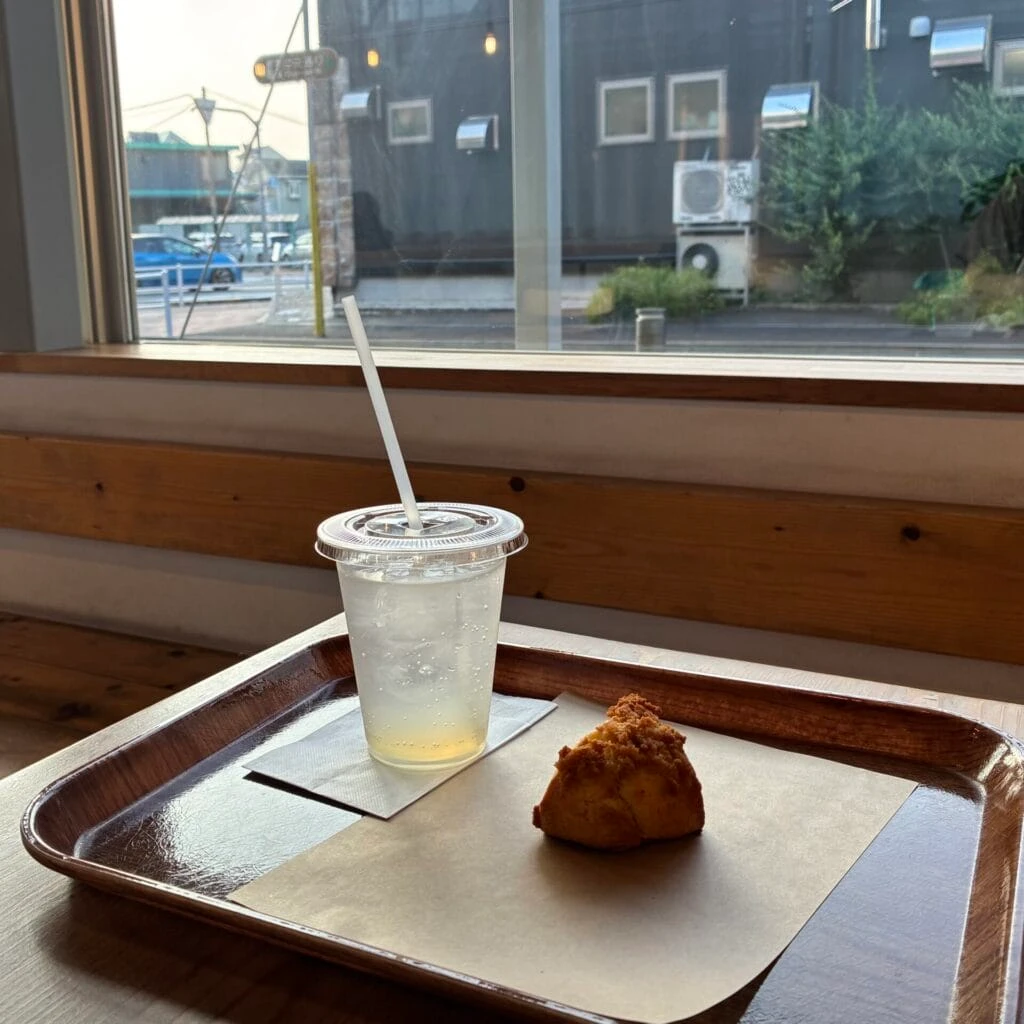 窓と、レモンソーダとスコーン