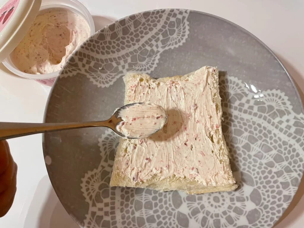 いちごホイップクリームを塗った食パン