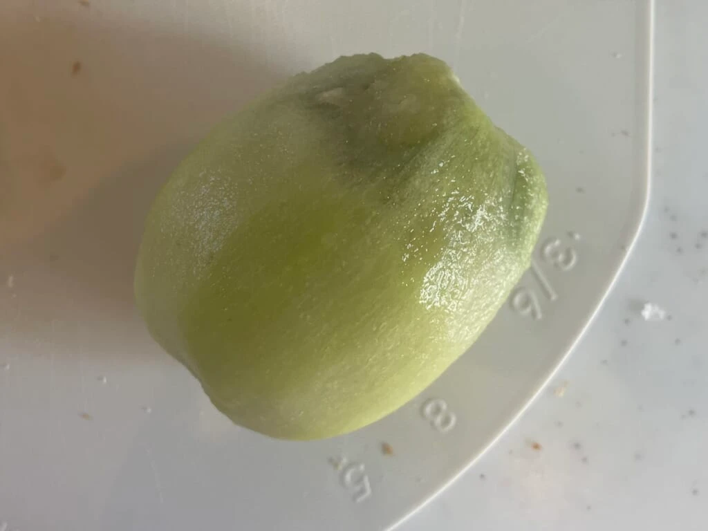 皮をむいたキウイ