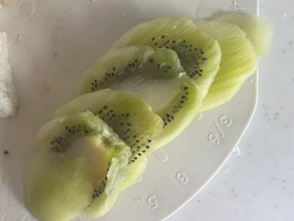 縦にスライスしたキウイ