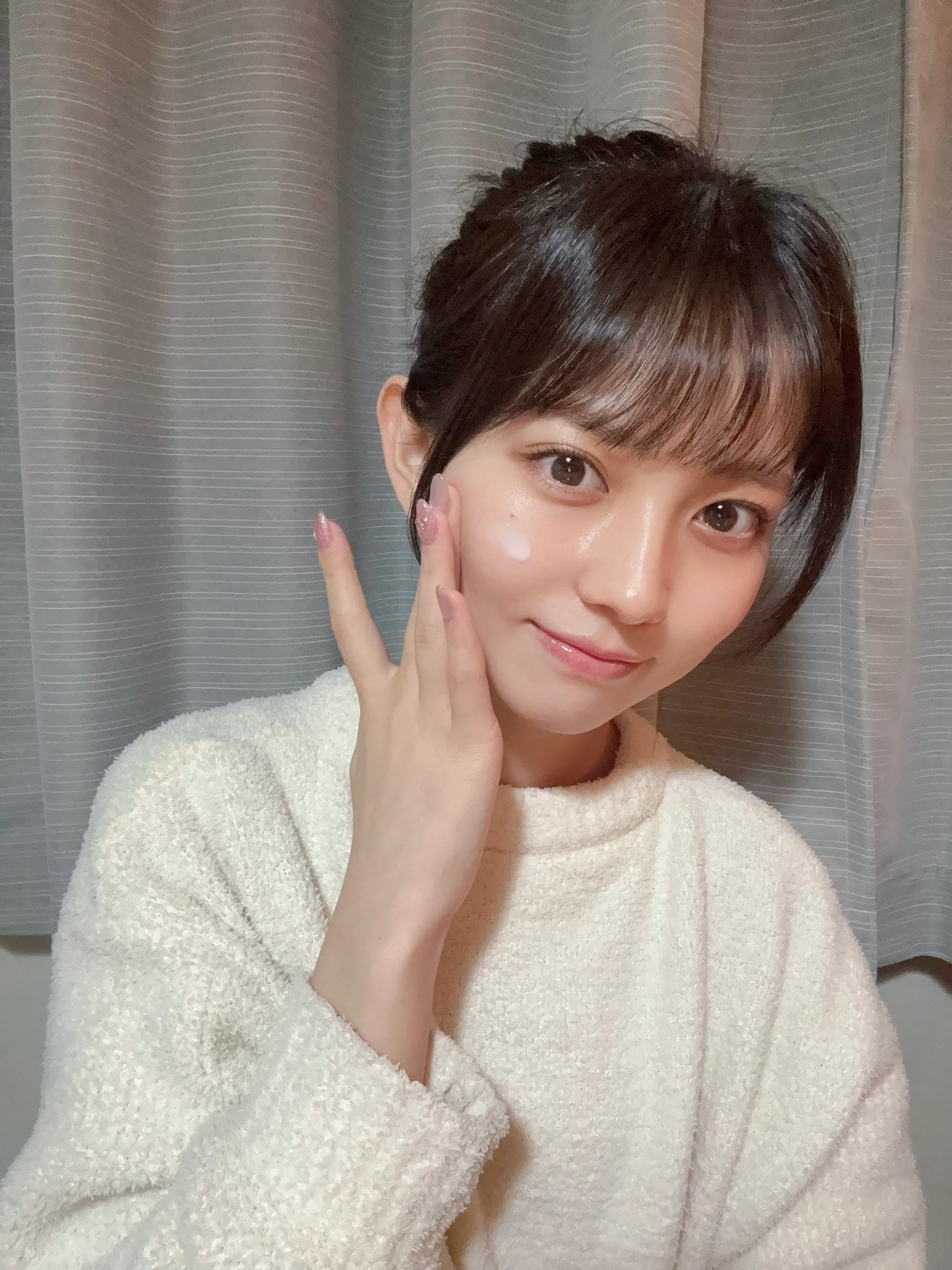 ミノンアミノモイストの敏感肌・美白ケアラインのブライトニングモイストエッセンスを頬にのばすせきぐちりさ
