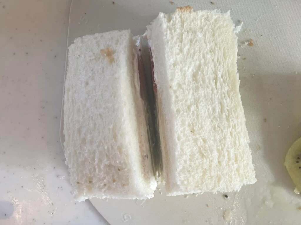 サンドを半分に切っている