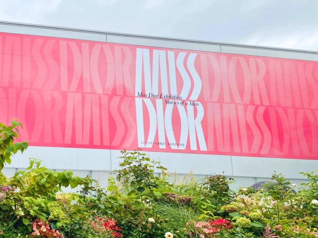 「ミス ディオール展覧会 ある女性の物語(Stories of a Miss)」の外観