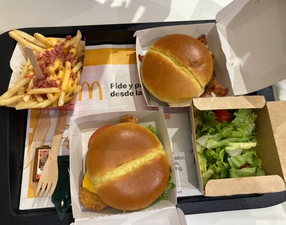スペインのマクドナルドのハンバーガーのセット
セットにはサラダとベーコンがのったポテト