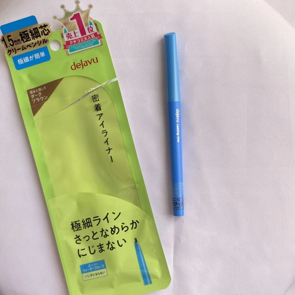 dejavu
密着アイライナー本体とパッケージ全体