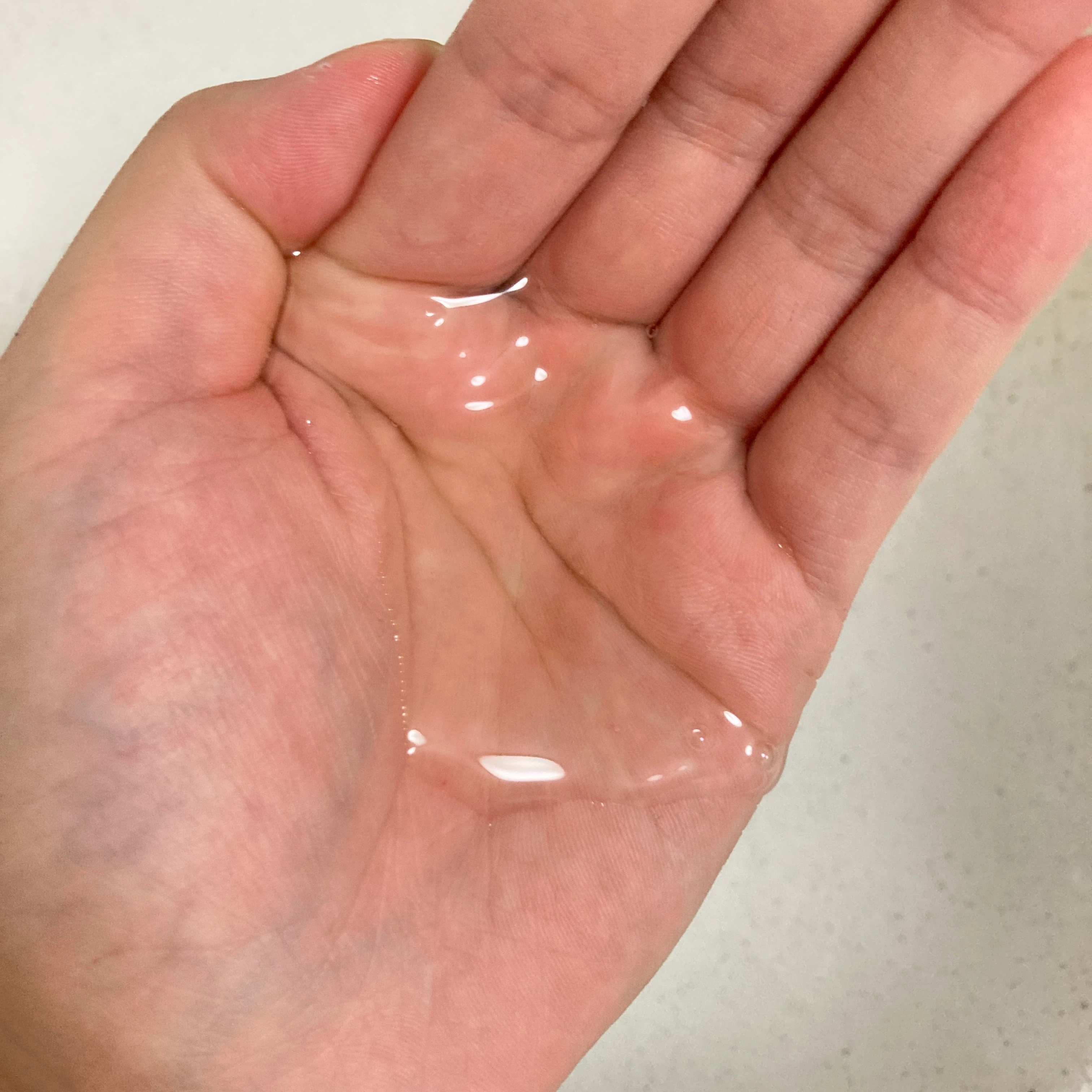 手に出したシャンプー