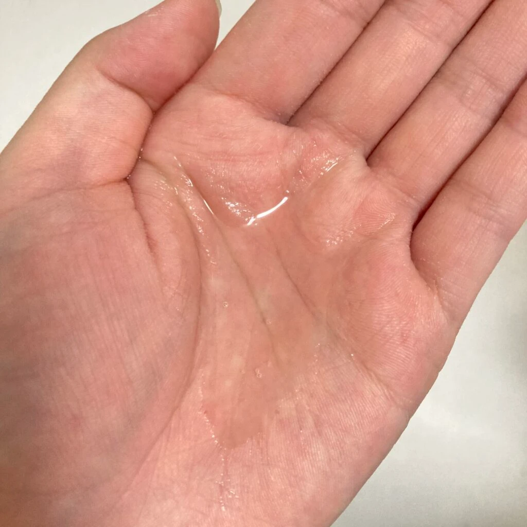 手に出したヘアオイル