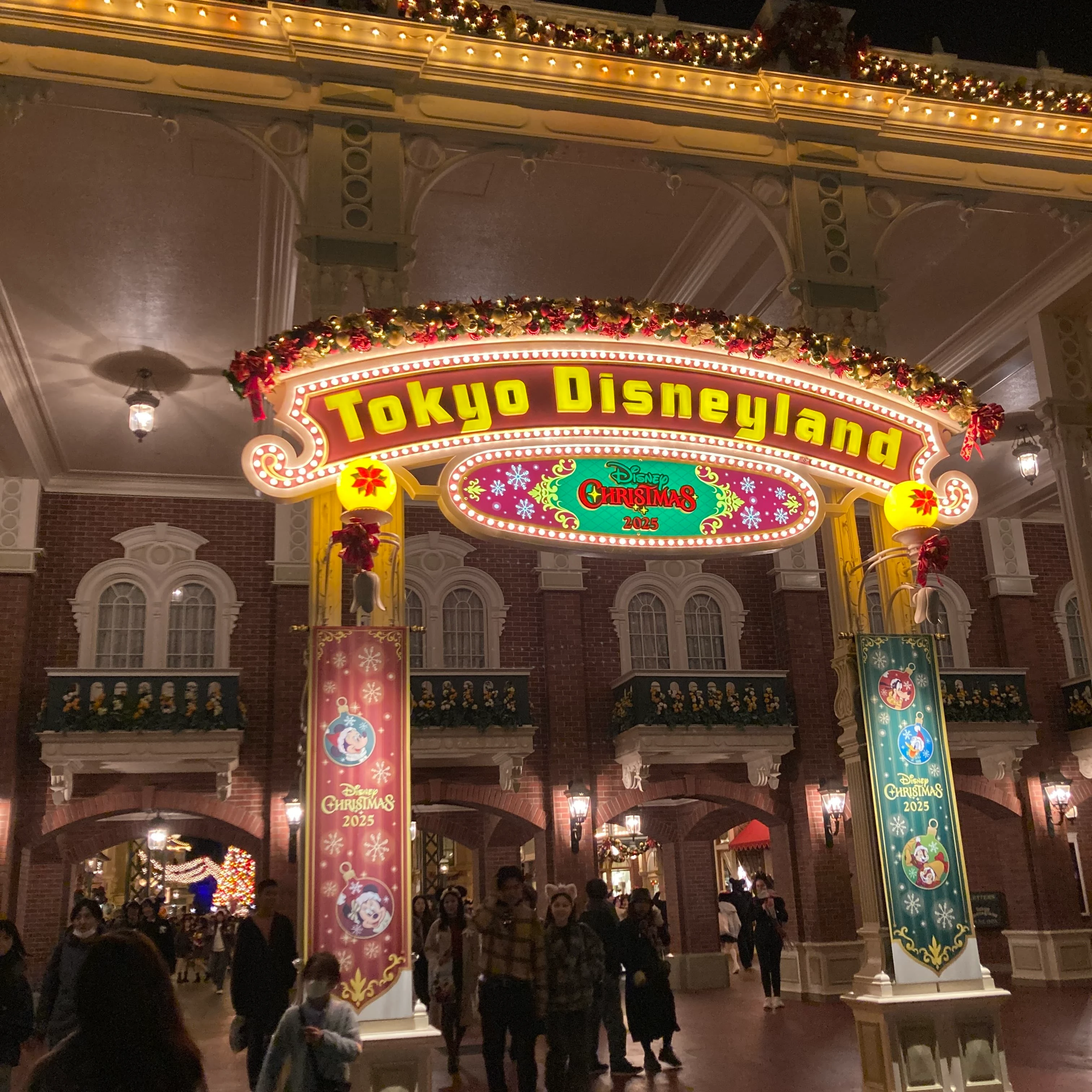 エントランスゲートの夜のクリスマスデコレーション