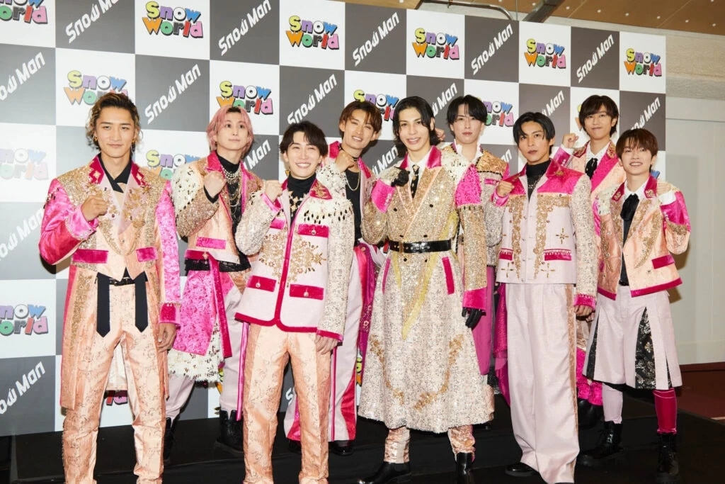 会見でガッツポーズを取るSnow Manの9人