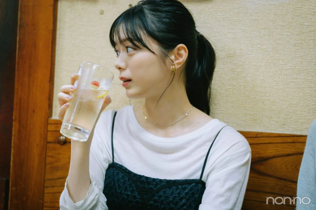 飲み物を飲む紺野彩夏