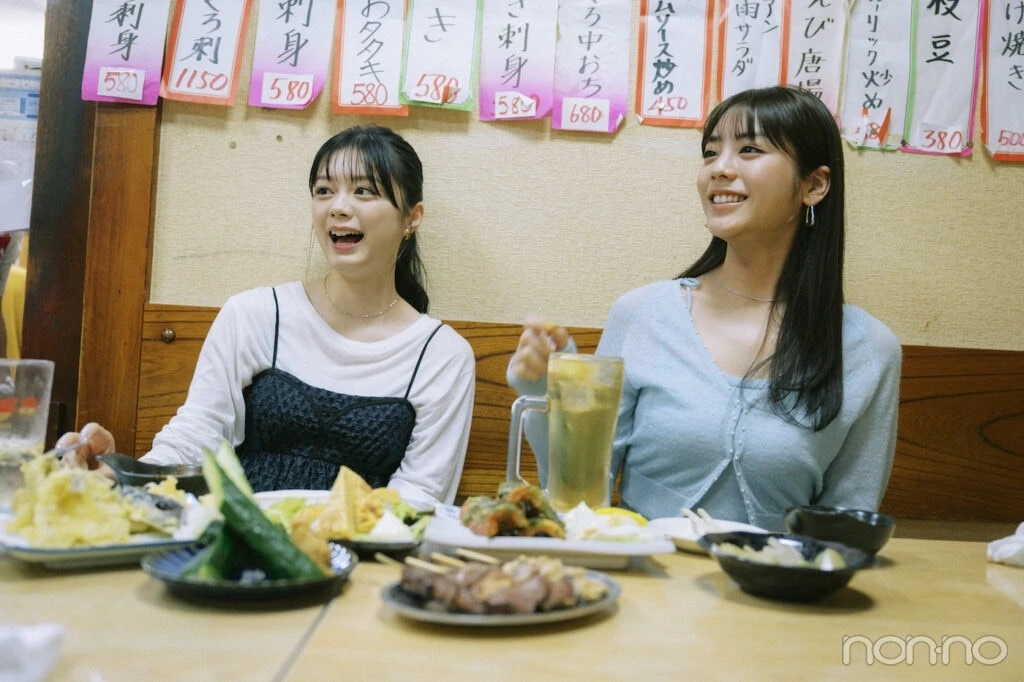 驚く紺野彩夏と貴島明日香