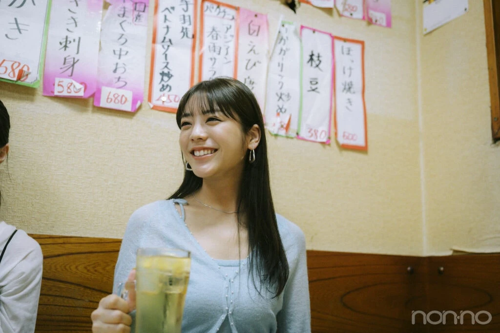 ハイボール片手にわらう貴島明日香