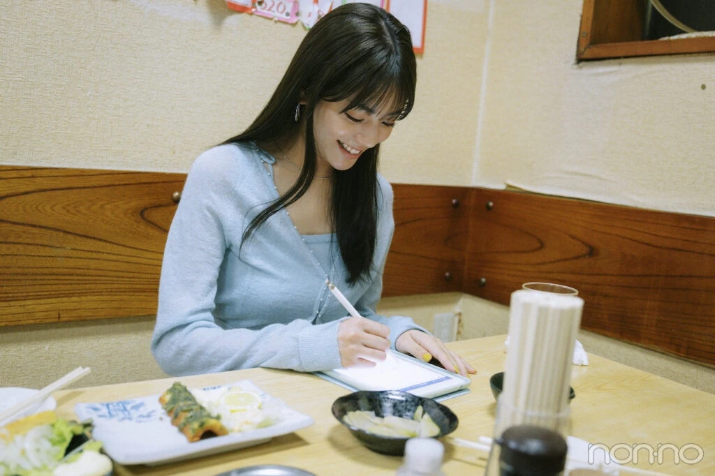 タブレットに書き込む貴島明日香