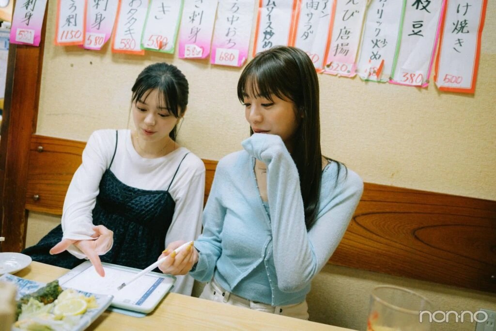 タブレットを見ながら話す貴島明日香と紺野彩夏