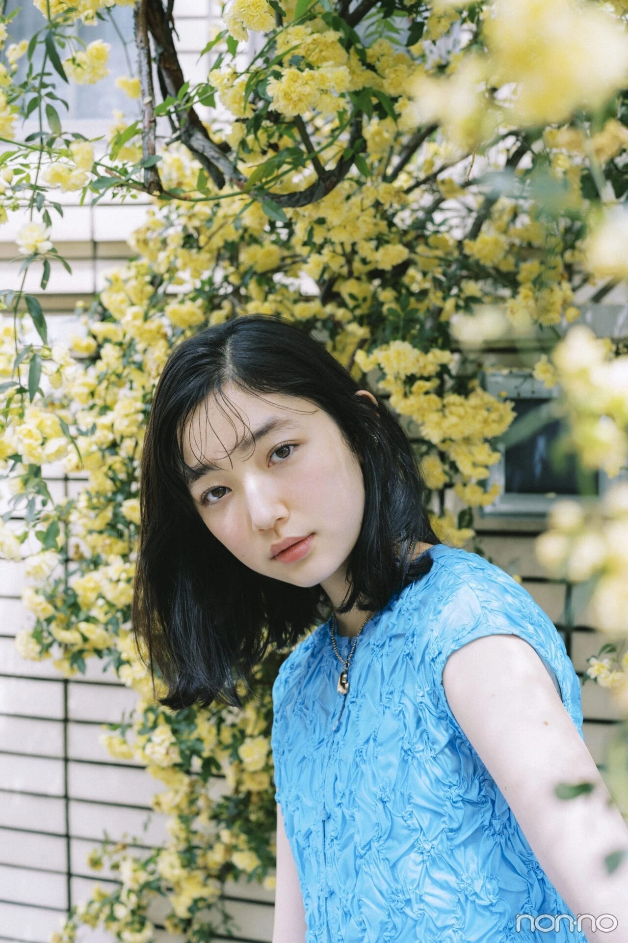 映画『違国日記』インタビューの小宮山莉渚、外でのショット②