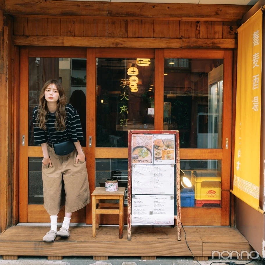 蕎麦屋の店頭に立つ紺野彩夏
