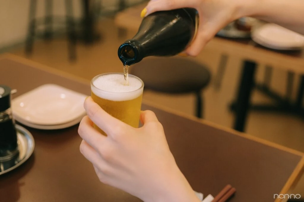 ビールを注ぐ手元