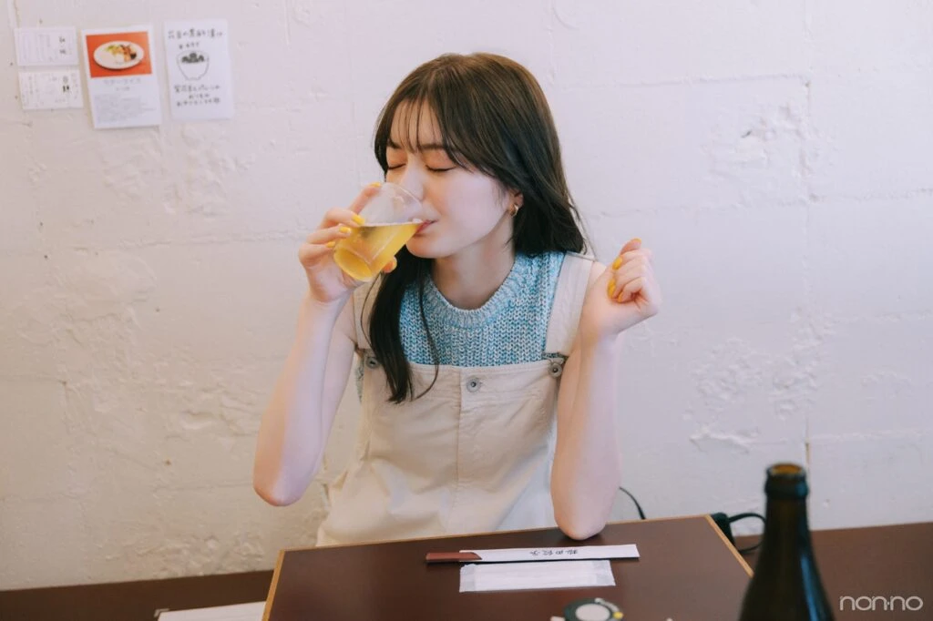 ビールを飲む紺野彩夏