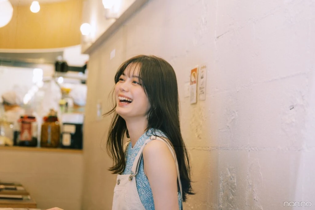 笑う紺野彩夏