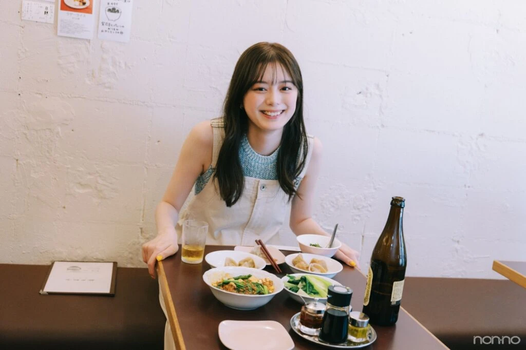 餃子や麻婆豆腐を前に笑う紺野彩夏