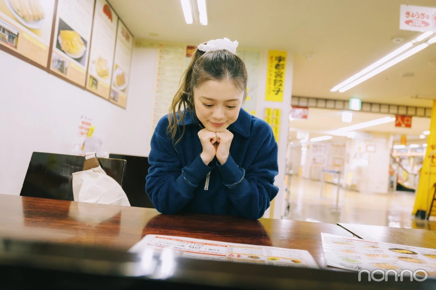 メニューを眺める紺野彩夏