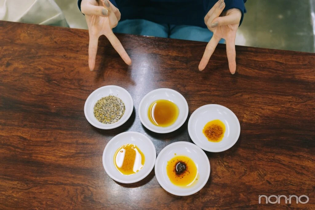 テーブルに並んだ餃子のタレやラー油