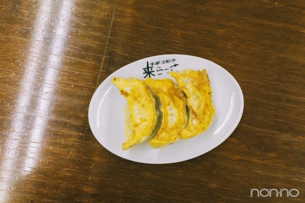 皿に乗った彩花の大きな3つの餃子