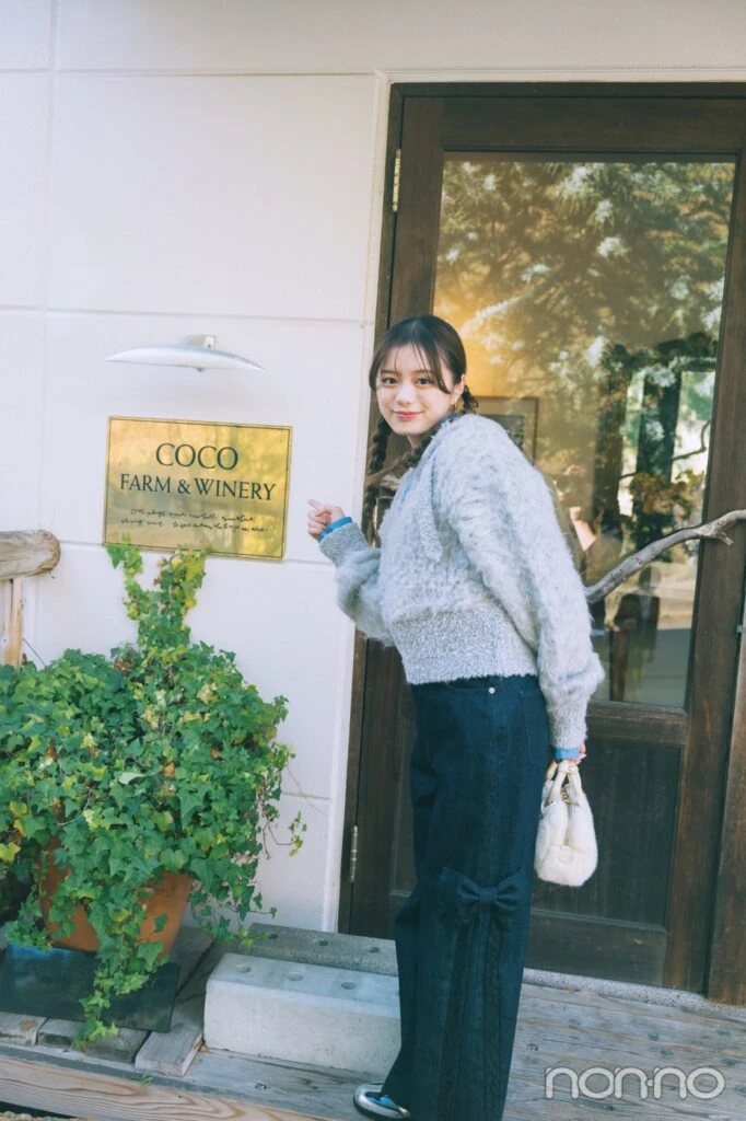 お店の扉の前に立つ紺野彩夏