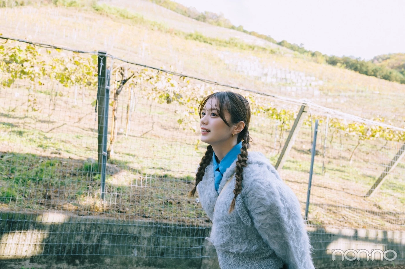 山の前を歩く紺野彩夏