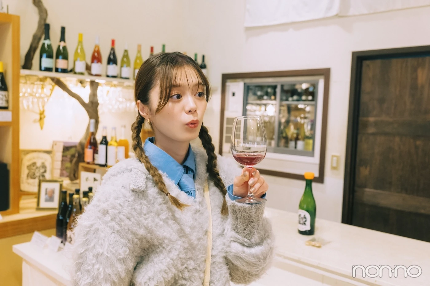 赤ワインを飲む紺野彩夏
