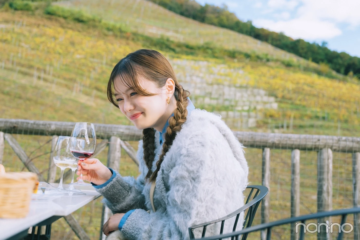 ワイン片手にテラスで笑う紺野彩夏