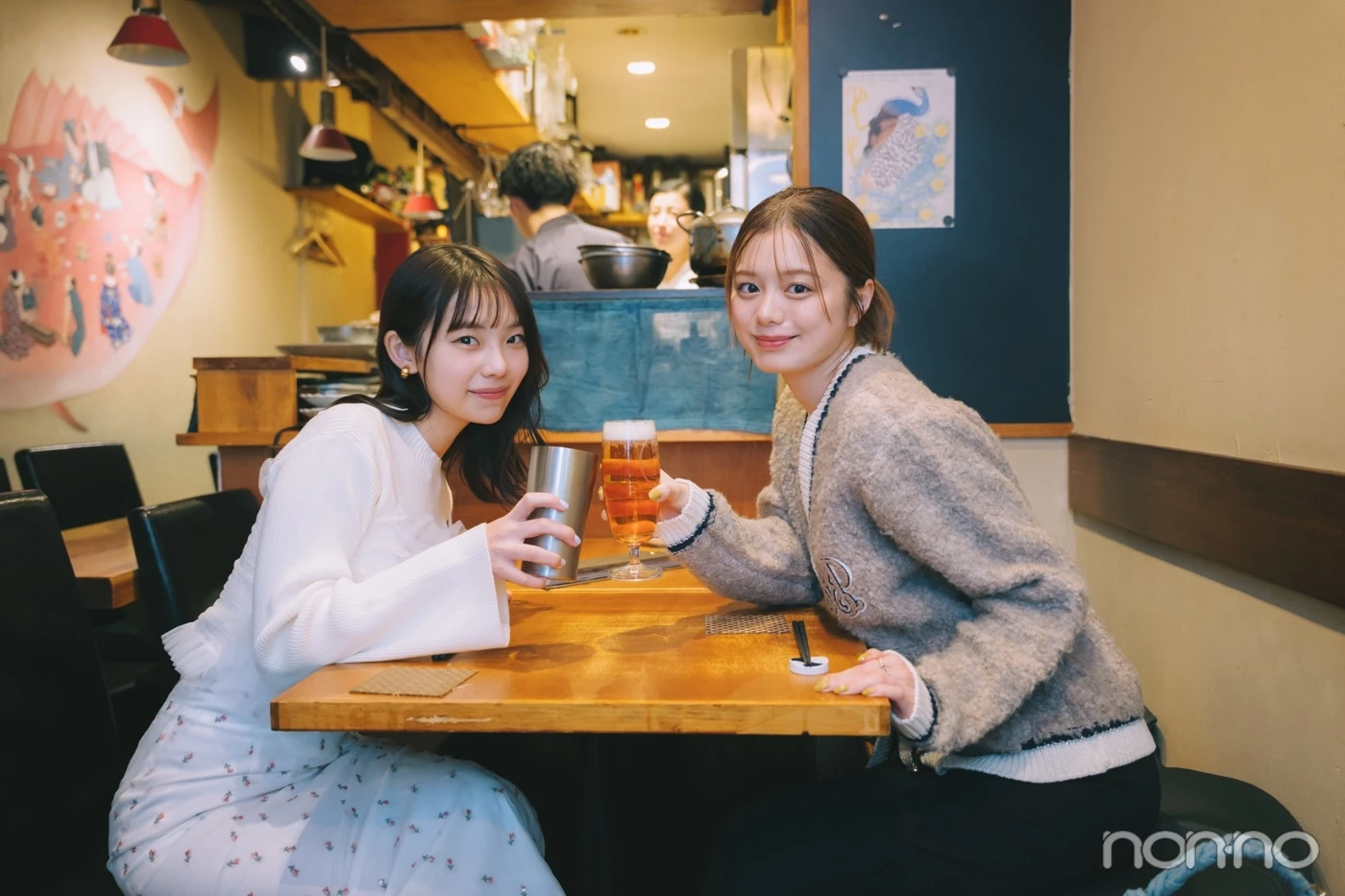 乾杯する紺野彩夏と菊地姫奈