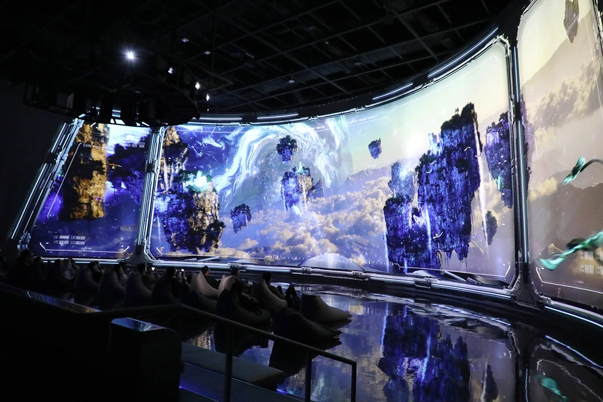 夏のアート施設LeSpaceのメイン映像アート