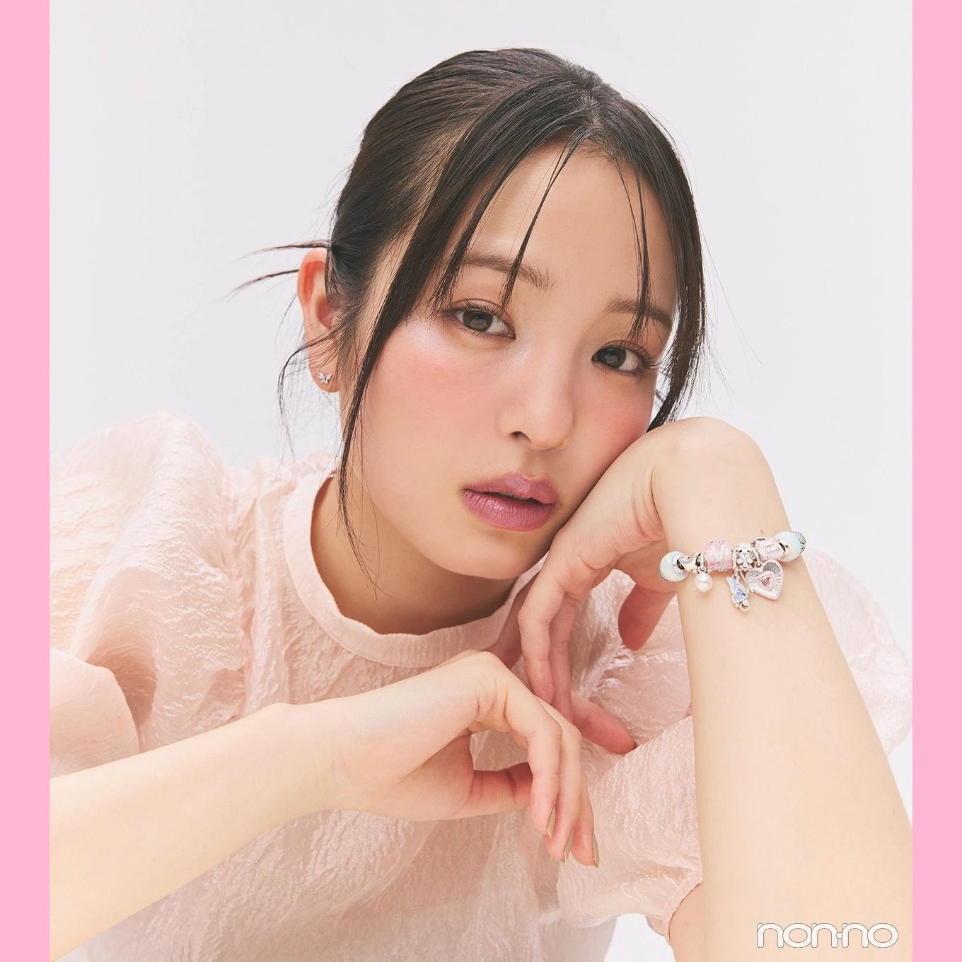 横田真悠 “私だけ”のチャームブレスレットをお守りに