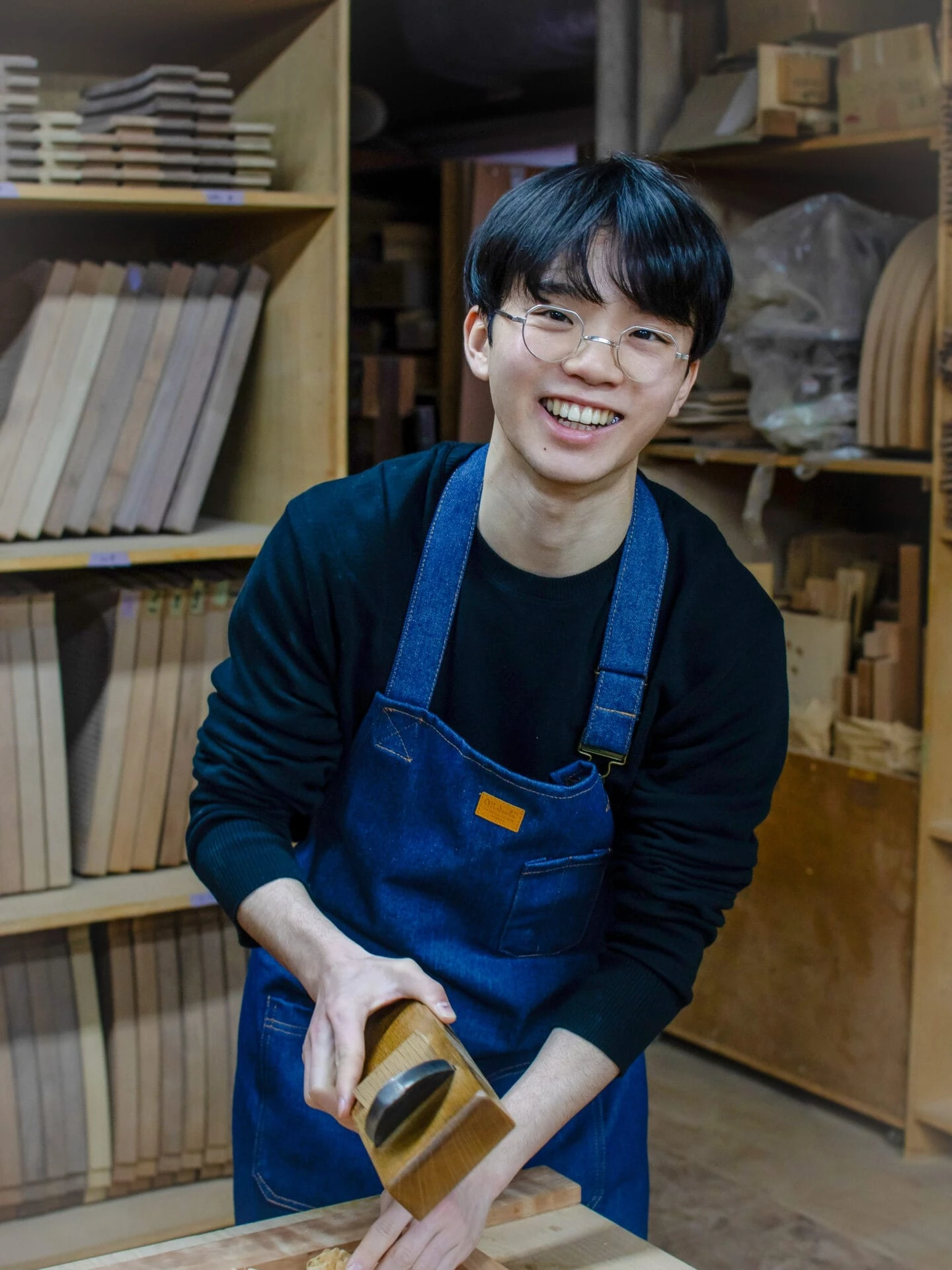 スツール作りで笑顔の友野一希さん