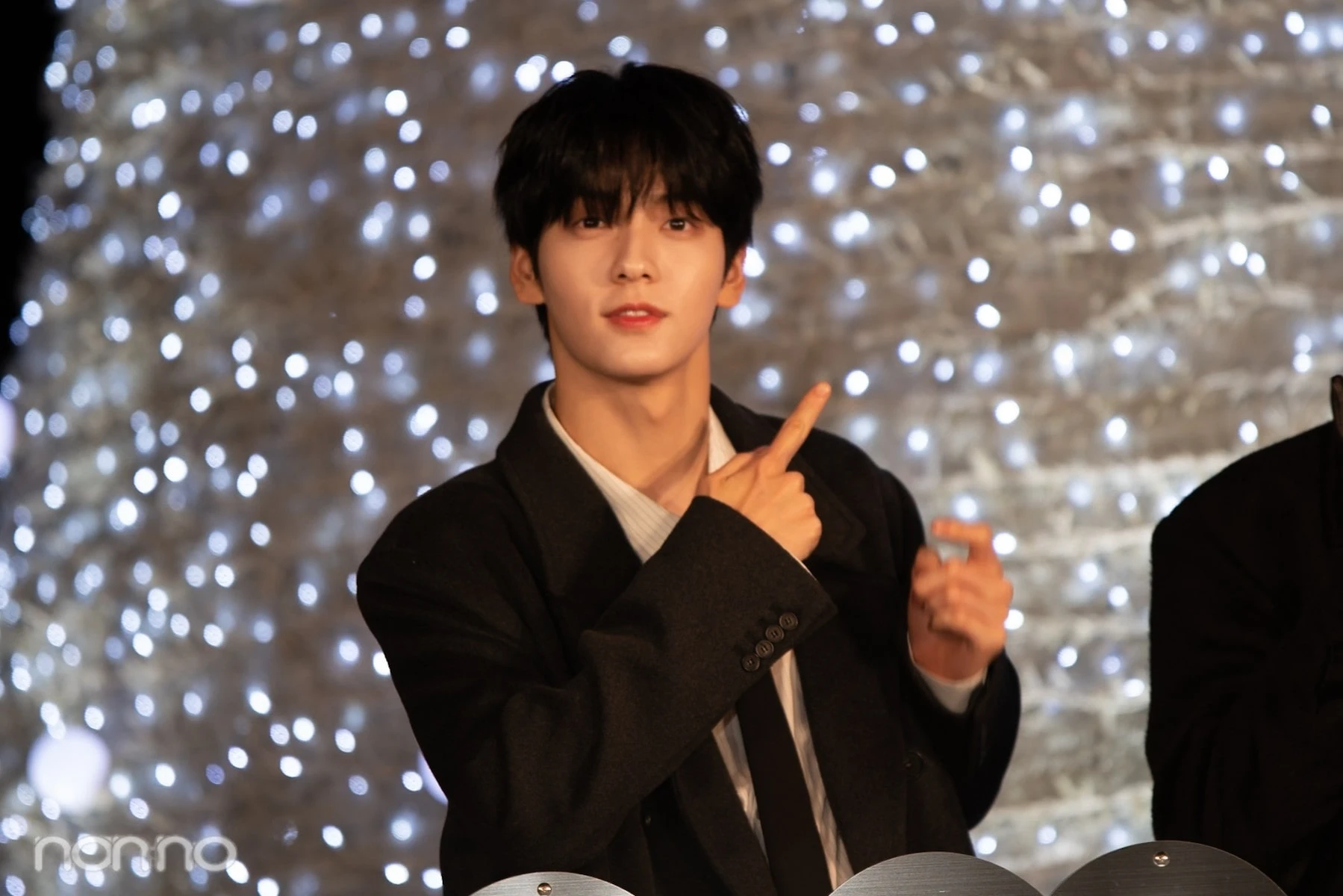 ツリーを指さすSOOBIN(スビン)