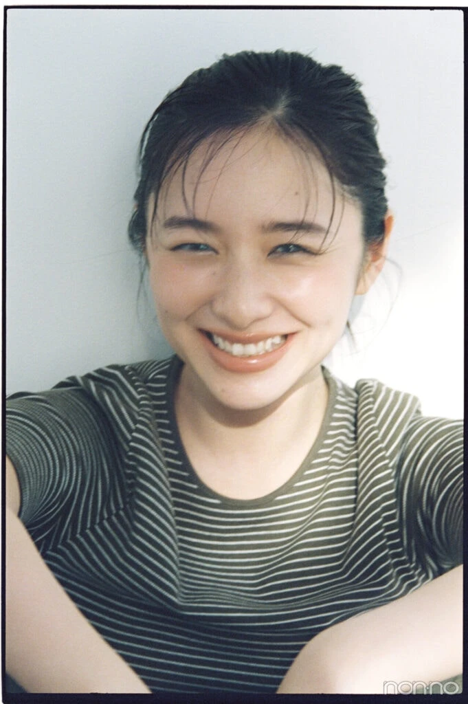 Tシャツを着た堀田真由2
