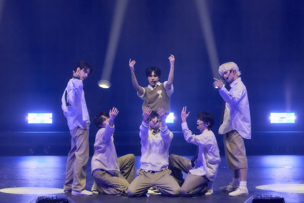 「BLACK ANGEL」を披露するRYOGA、RYUJI、SHINHAENG、SIYOUNG、YUKI、YURA