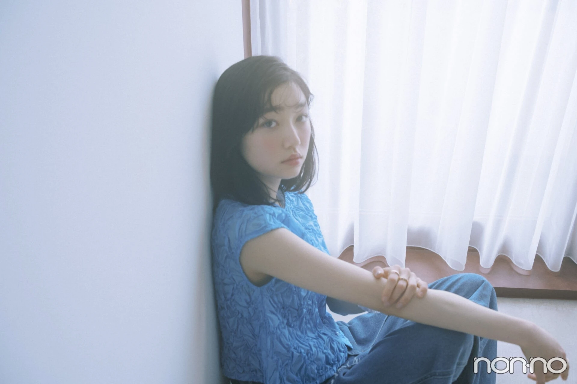 映画『違国日記』小宮山莉渚のインタビュー、座りのショット